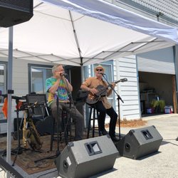 Trojak-Knier Winery - Such wonderful music at the Summer Kickoff Party