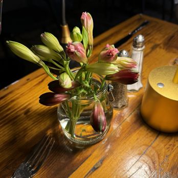 Ubuntu Cafe - Table - Cafes Near Me - Long Beach, California