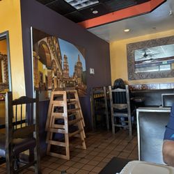 Elvira's Mexican Grill - Decor is nice and this restaurant is clean and well cared for.