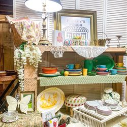 Picker's Paradise Antique Vendors Mall