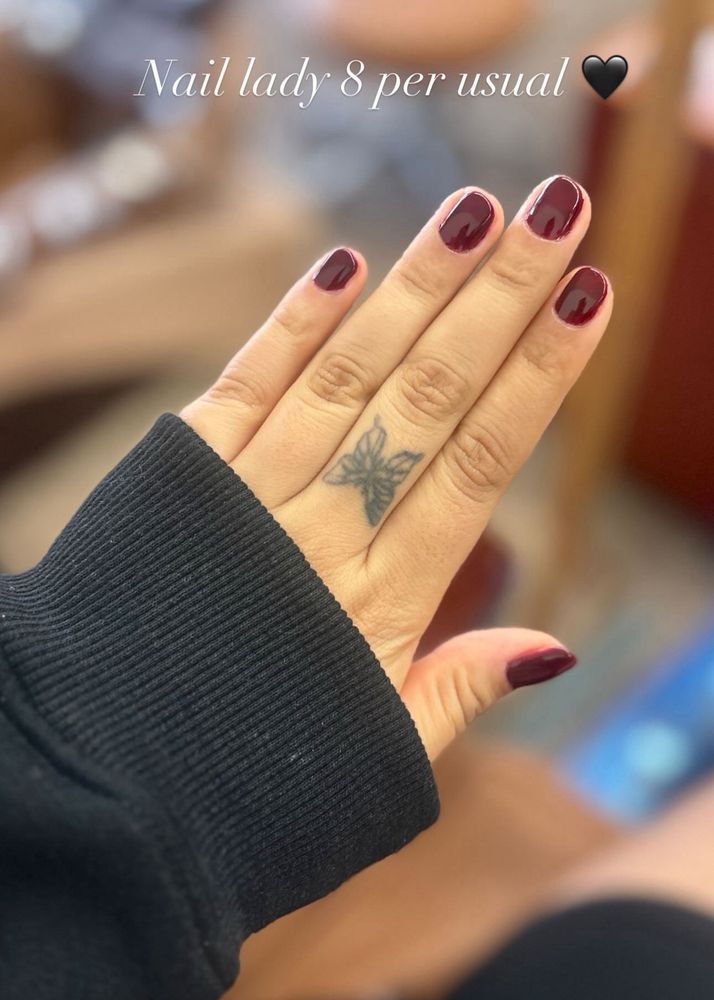 MV Hair & Nails Logo