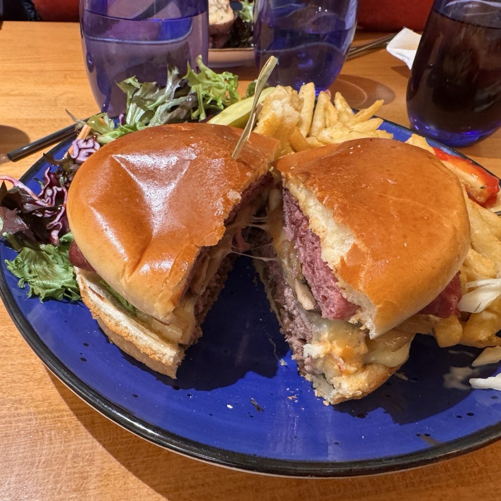 Carnegie Diner & Cafe - Prastani burger with fríes - Diners Near Me - New York, New York Carnegie Diner & Cafe - Prastani burger with fríes - Diners Near Me - New York, New York
