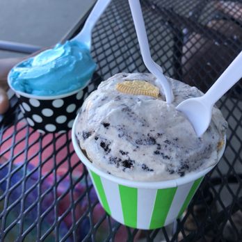 Scoops & Bites - Medium cookies & cream + small cotton candy - Ice Cream & Frozen Yogurt Near Me - Bremerton, Washington