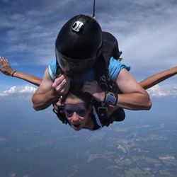 Skydive Paraclete XP - Flea inspecting free fall