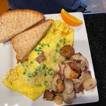 Keke's Breakfast Cafe - Omlet with potatoes and toast - Breakfast & Brunch Near Me - Clermont, Florida