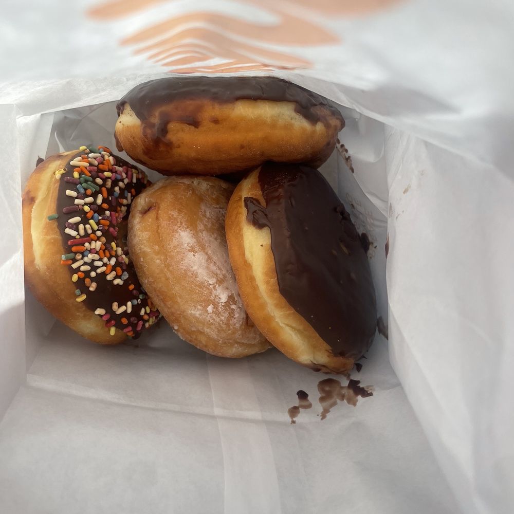 Donut's put in bag next to each other without liner papers between - chocolate going everywhere & on donut it's not supposed to be on Donut's put in bag next to each other without liner papers between - chocolate going everywhere & on donut it's not supposed to be on