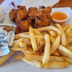 Carmelo's - Wings and fries