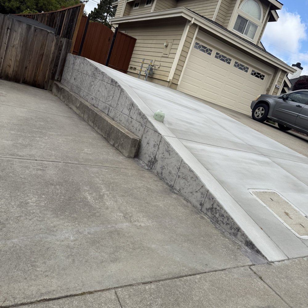 A retaining wall without the Iron Fence A retaining wall without the Iron Fence