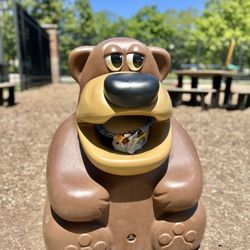 Columbian Park Zoo - This bear wants your garbage
