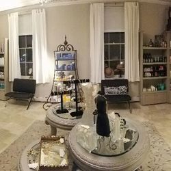 Bella Lei Salon Spa & Boutique - Reception/Entry of Cedarburg Location