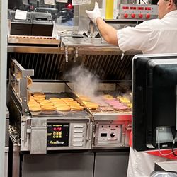 In-N-Out Burger - Burgers cooking