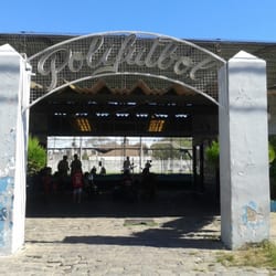 Poli fútbol - La fachada