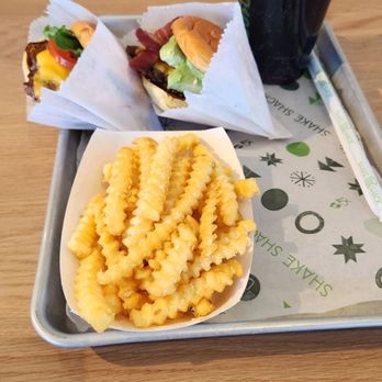 Shake Shack Newport News - Burgers Near Me - Newport News, Virginia