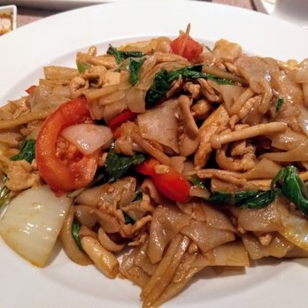Turmeric Thai Kitchen - Drunken Noodles w Chicken ($11) - Thai Near Me - La Jolla, California Turmeric Thai Kitchen - Drunken Noodles w Chicken ($11) - Thai Near Me - La Jolla, California