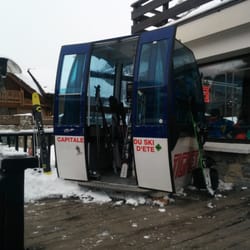 Moris Pub - They have a gondola outside for you to store your skis