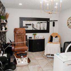 Toppers Salon - Nail & Permanent Makeup Room