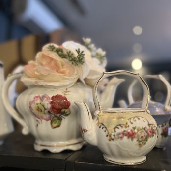 Buck's Restaurant & Bar - Charming antique teapots - New American Near Me - Louisville, Kentucky Buck's Restaurant & Bar - Charming antique teapots - New American Near Me - Louisville, Kentucky