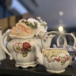 Buck's Restaurant & Bar - Charming antique teapots