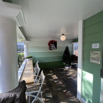 Daily Whisk Matcha - Patio decorated for Christmas - Cafes Near Me - Honolulu, Hawaii