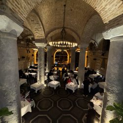 Sarnıç Restaurant - Inside of the restaurant from entrance