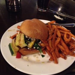 Hy-Vee Fast & Fresh - Poro- burger with sweet potato fries
