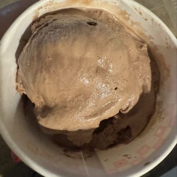 Anderson's Frozen Custard - Small Chocolate Peanut Butter Hard Ice Cream that is smaller than a half scoop...PATHETIC! - Ice Cream & Frozen Yogurt Near Me - Amherst, New York