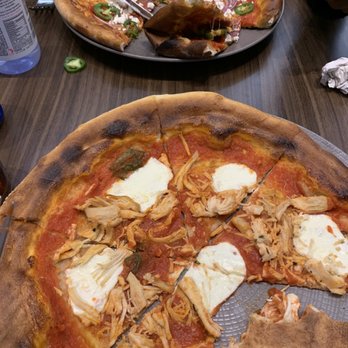 Kitchen Counter & Bar by Wolfgang Puck - Margarita pizza . Added chicken - American Near Me - Cancún, ROO