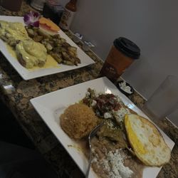 Heidy’s Coffee Shop - Egg venedict rib eye & green chilaquiles. Fast service , good food