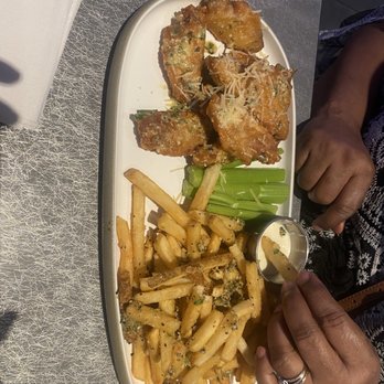 Dave & Buster's Ala Moana - 8 wings with garlic fries - Arcades Near Me - Honolulu, Hawaii