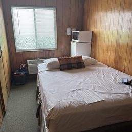 The unbelievably cramped room. The unbelievably cramped room.