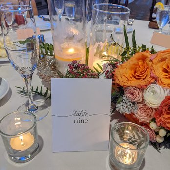 Three Sisters Events - centerpieces with bouquet on the side - Wedding Planning Near Me - Ventura, California Three Sisters Events - centerpieces with bouquet on the side - Wedding Planning Near Me - Ventura, California