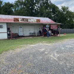 Howard's Roadhouse BBQ - Front of restaurant.