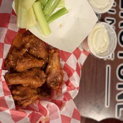 Cornerstone Lounge - Medium Wings