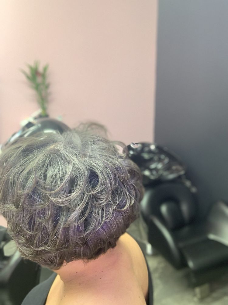 Decisions Hair Studio Logo