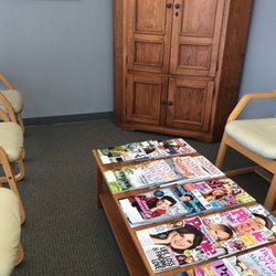 Bender I Barnaby,DDS - Waiting room with lots of magazines