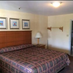 Branford Motel - Branford Motel - Each room has a private bathroom equipped with a bath!