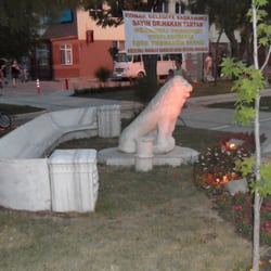 Güzelyalı Parkı - Yıllardır parkta duran, aslan heykeli. Yenileme çalışmalarından sonra tekrar yerleştirildi.