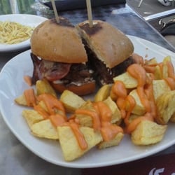 El Plaer de les Vinyes - Quien resistirse a una hamburguesa así. Si lo prefieres, llévatela a casa y disfrútala solo o en compañía.