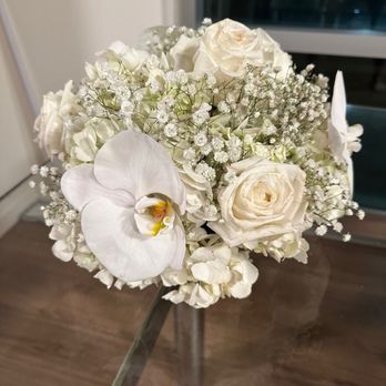 Spinning Web Florist - Centerpiece one week later at home! They're still so beautiful! - Florists Near Me - Honolulu, Hawaii Spinning Web Florist - Centerpiece one week later at home! They're still so beautiful! - Florists Near Me - Honolulu, Hawaii