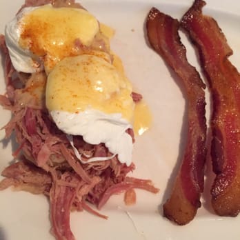 Blue's Egg + Bakery - Blues classic Benedict with cherry wood bacon - Breakfast & Brunch Near Me - Milwaukee, Wisconsin