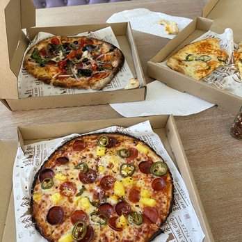 Off the Grid Pizza - Pepperoni, pineapple, jalapeño on cauliflower crust. Veggie with pepperoni. Buffalo chicken special. - Food Trucks Near Me Off the Grid Pizza - Pepperoni, pineapple, jalapeño on cauliflower crust. Veggie with pepperoni. Buffalo chicken special. - Food Trucks Near Me