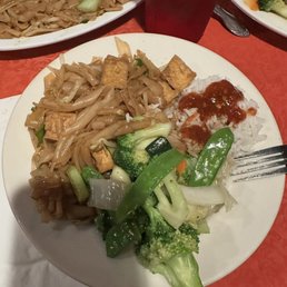 Pad Thai with tofu and vegetables! Pad Thai with tofu and vegetables!