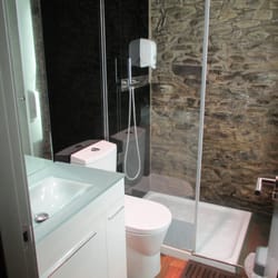 Albergue Turístico Salceda - The bathroom in one of the bedrooms.