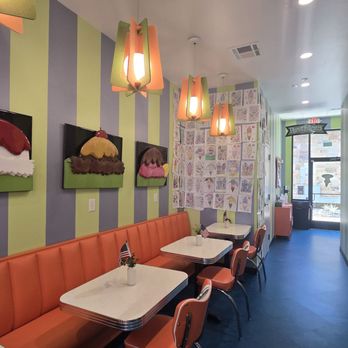 Scoops - Seating area - Ice Cream & Frozen Yogurt Near Me - Fulshear, Texas Scoops - Seating area - Ice Cream & Frozen Yogurt Near Me - Fulshear, Texas