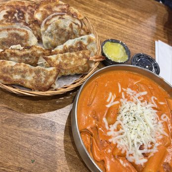 CHD Korean Dumplings - Rosé tteokbokki and Mandu sampler - Korean Near Me - Irvine, California CHD Korean Dumplings - Rosé tteokbokki and Mandu sampler - Korean Near Me - Irvine, California