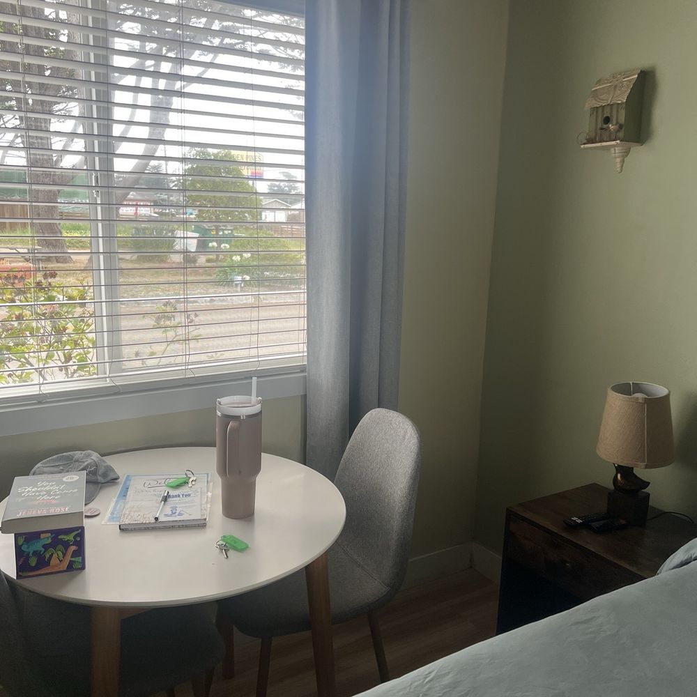 Shoreline Cottages - Small table next to the bed - Hotels Near Me - Fort Bragg, California Shoreline Cottages - Small table next to the bed - Hotels Near Me - Fort Bragg, California