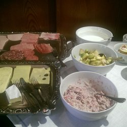 Hotel Der Löwen - Reste von Wurst, Käse und Obstsalat