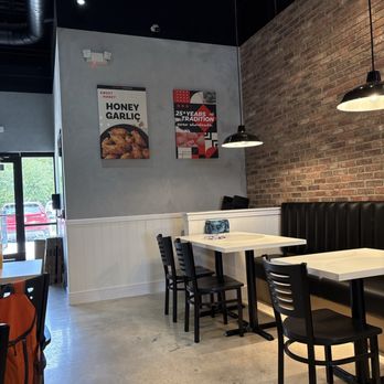 bb.q Chicken Daytona Beach - Seating area - Chicken Shop Near Me - Daytona Beach, Florida bb.q Chicken Daytona Beach - Seating area - Chicken Shop Near Me - Daytona Beach, Florida