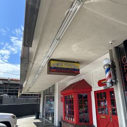 Colombian Delicatessen - The entrance