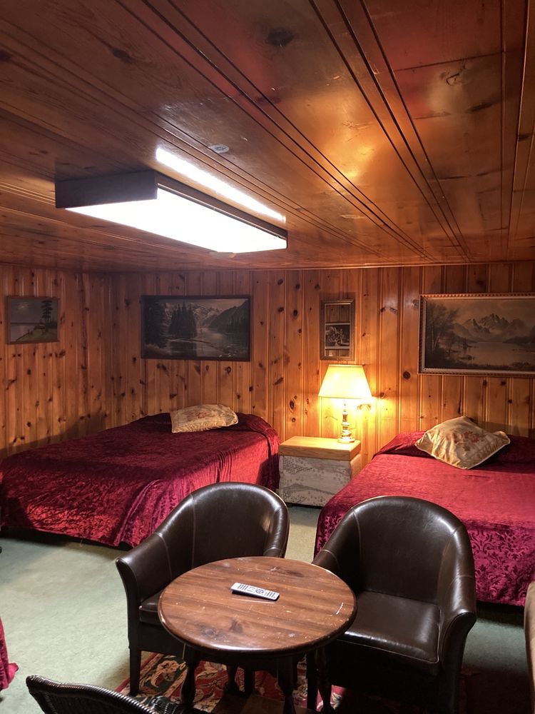 Whispering Pines Motel Logo